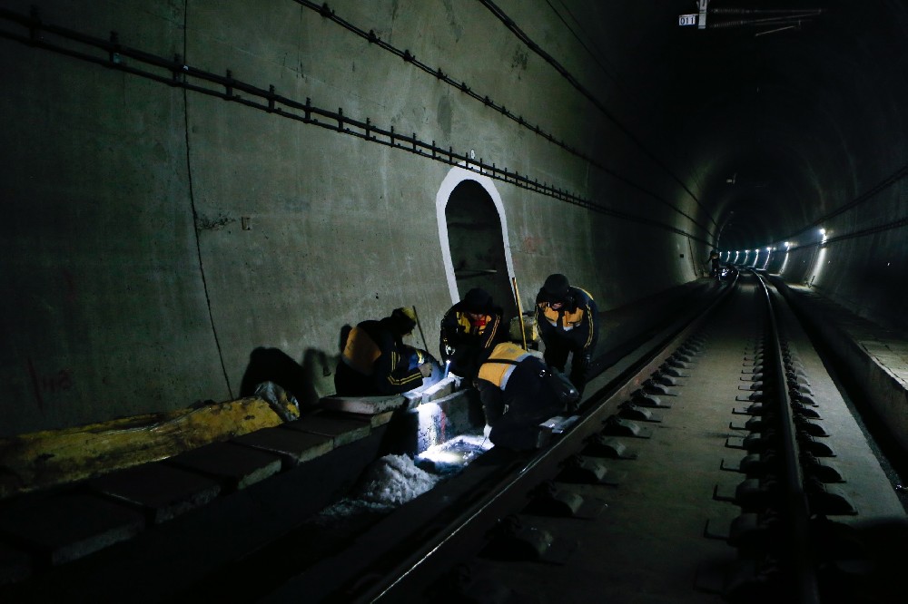 崇川铁路运营隧道病害现状